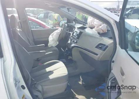 2012 Toyota Sienna Base V6 7 Passenger z USA, uszkodzony, nr VIN 5TDZK3DC8CS180806